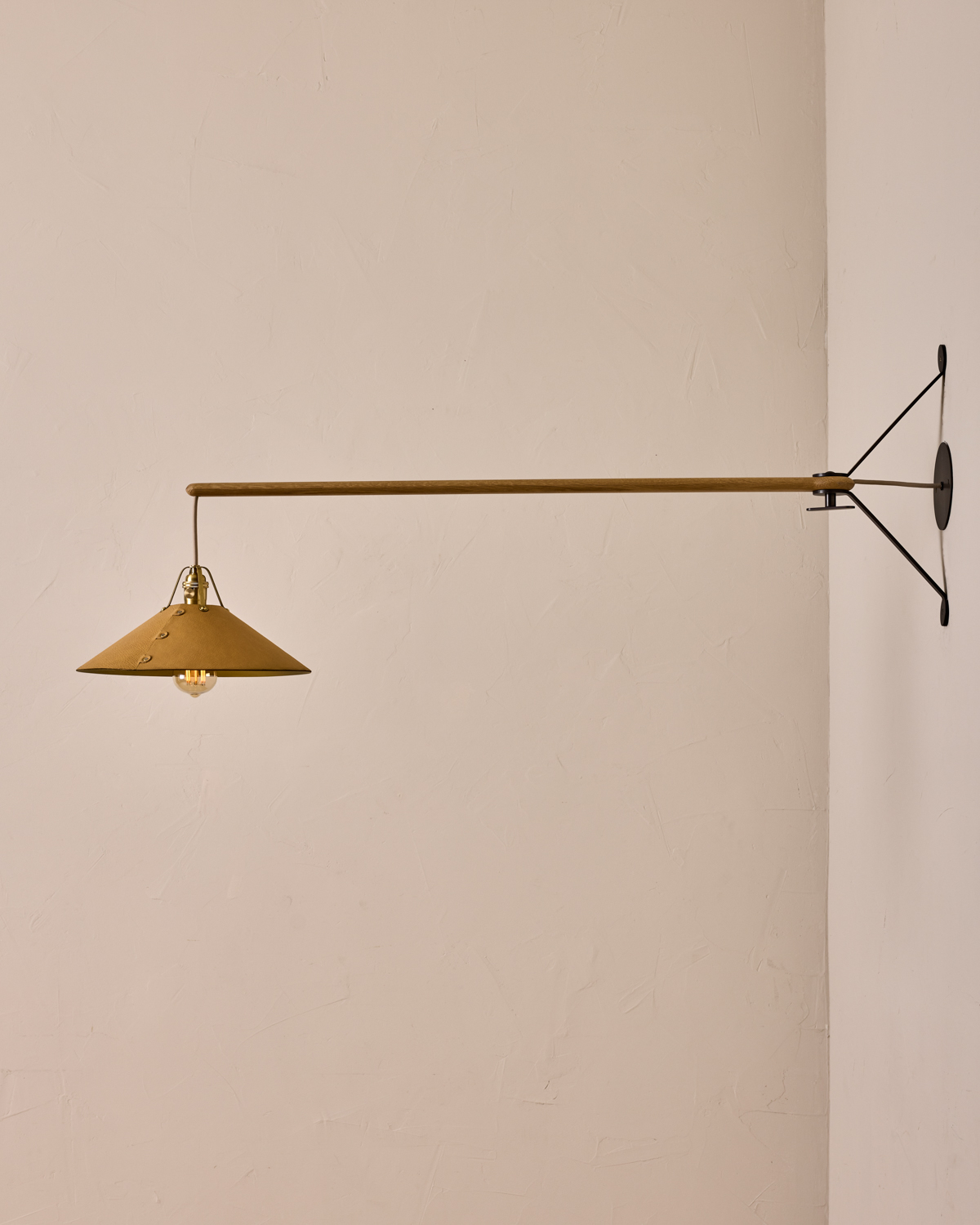 vintage flame 装飾の美しいフレーム 3点 真鍮と木製 YAFFA SWING ARM SCONCE - LARGE – Robert True Ogden Lighting